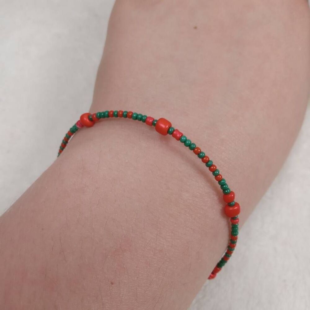 5/$25 CLEARANCE Red and green beaded single coil bracelet memory wire